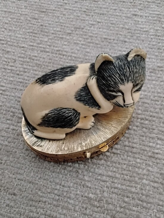 Estee Lauder Accessories - Estée Lauder Sleeping Cat Solid Perfume Compact Trinket Box.
